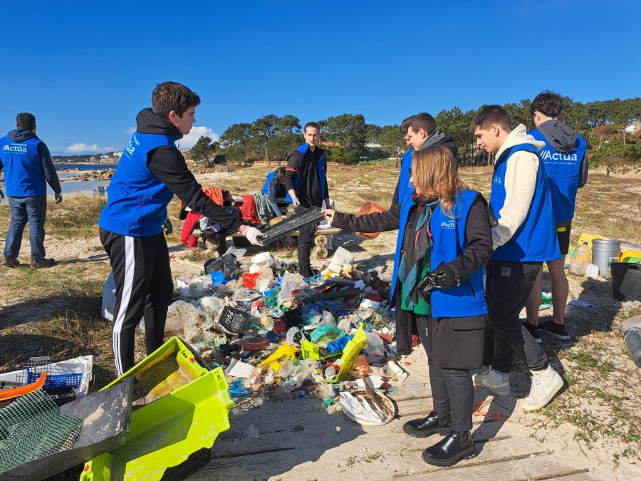 Voluntarios retiran 800 kilos de flora invasora y más de 85 de basura marina en Area da Cruz