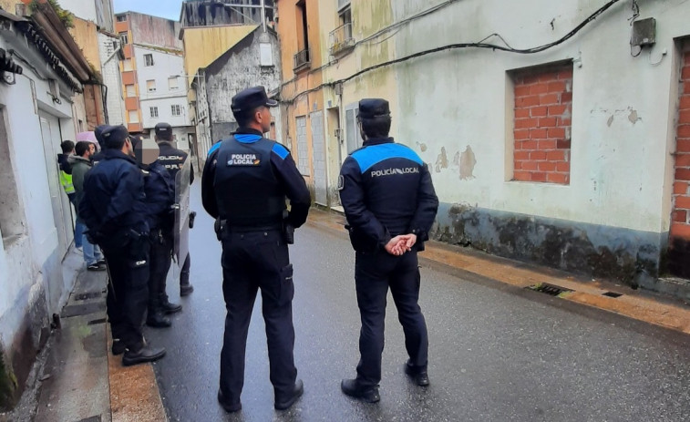 Desalojados tres okupas de un inmueble de Ribeira tras el juicio rápido celebrado en este mes