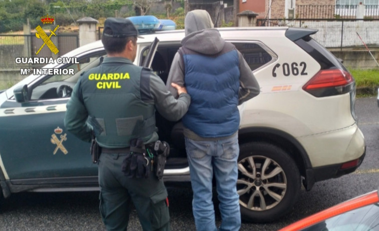 Detención en O Grove: La Guardia Civil identifica al hombre que derribó y le robó el bolso a una señora