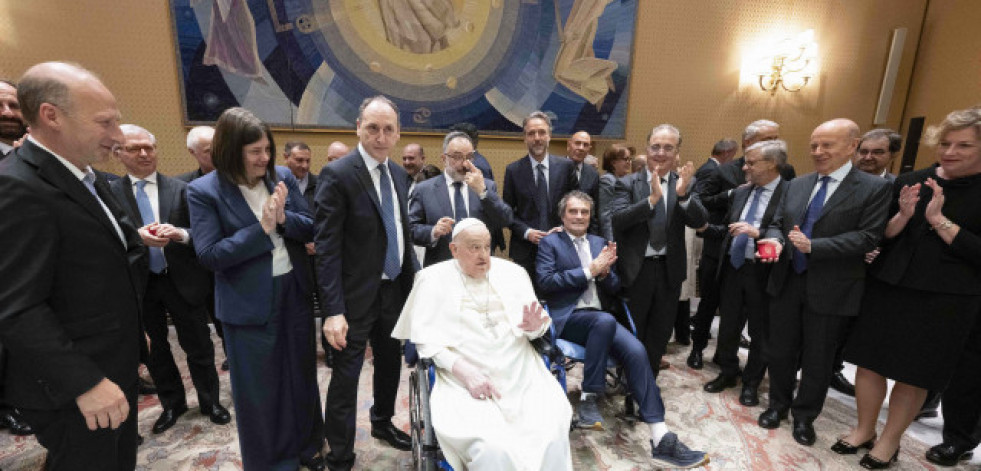 El papa recibe al personal médico que lo trató en el hospital: 