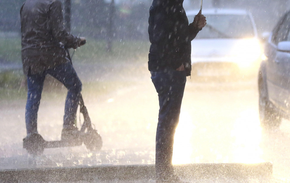 Alerta naranja y amarilla en A Coruña y Pontevedra por lluvias, viento y oleaje