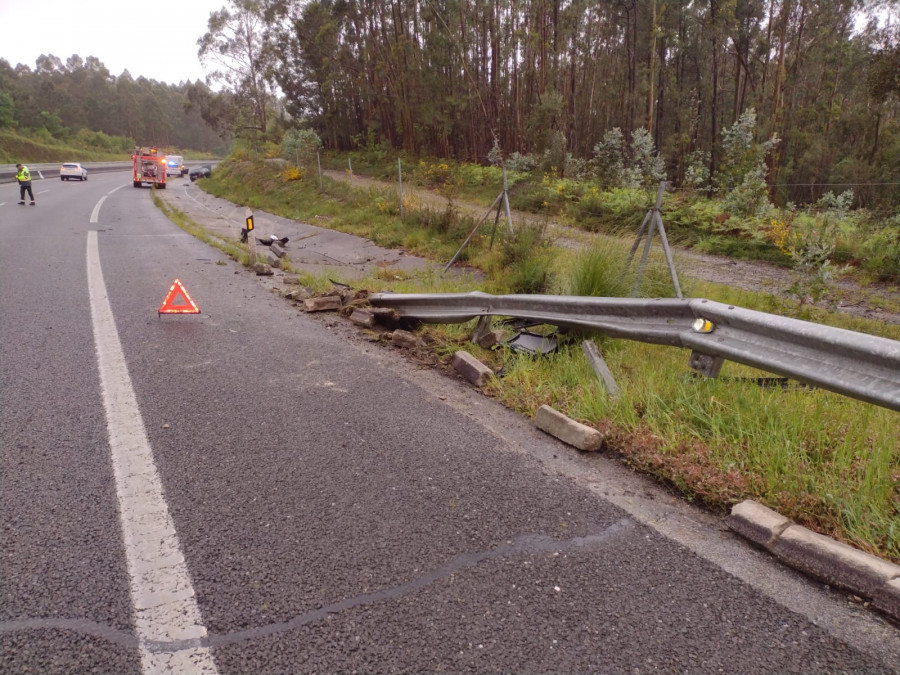 Un accidente en Rianxo rompe el bordillo de la carretera y provoca daños en varios coches