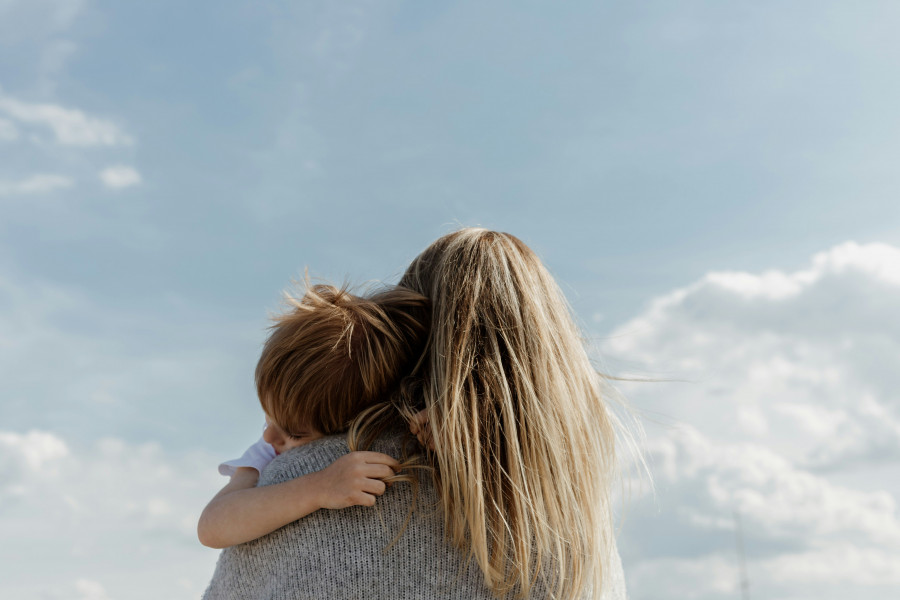 El cariño de la madre durante la infancia moldea la personalidad y el éxito a largo plazo