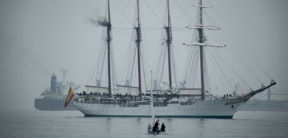 El buque escuela Juan Sebastián Elcano atraca en el puerto peruano del Callao con la princesa Leonor a bordo