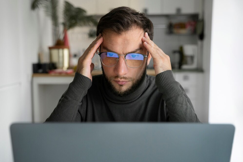 Tiro medio hombre trabajando computadora portatil 23 2149451284