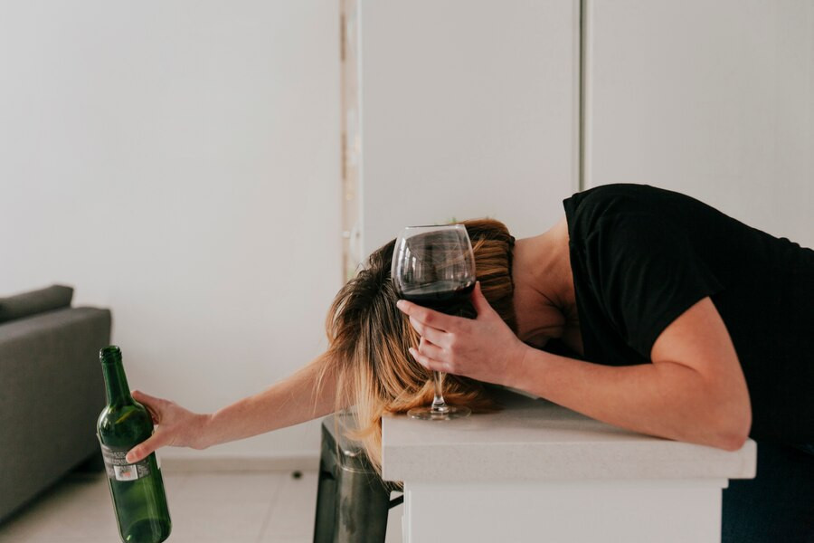 Mujer ha bebido demasiado vino 23 2147770847