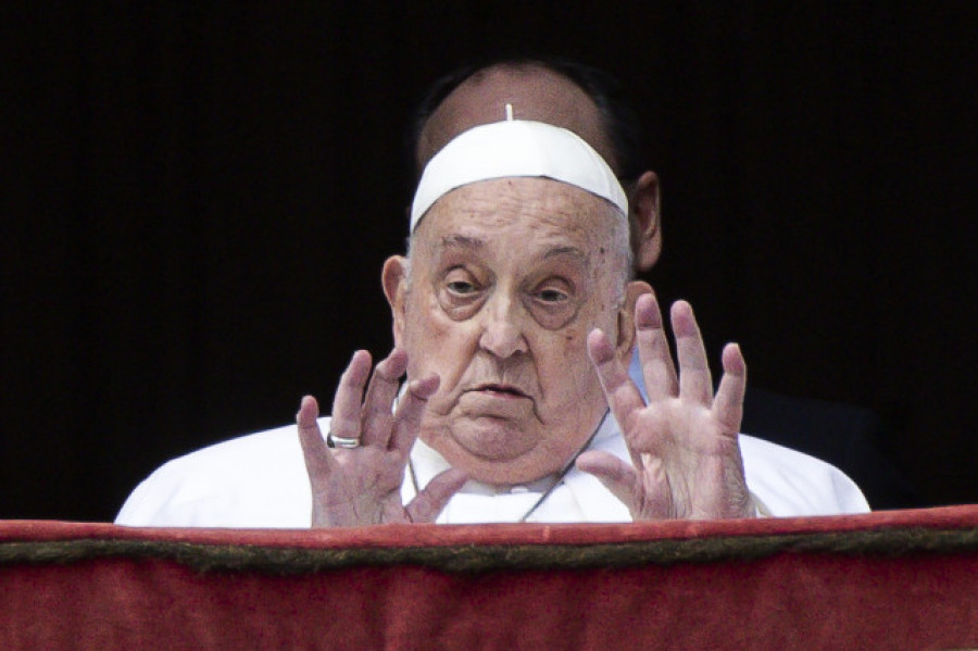 El Papa imparte la bendición 'Urbi et Orbi' y desea "buena Pascua" desde el balcón de la basílica de San Pedro