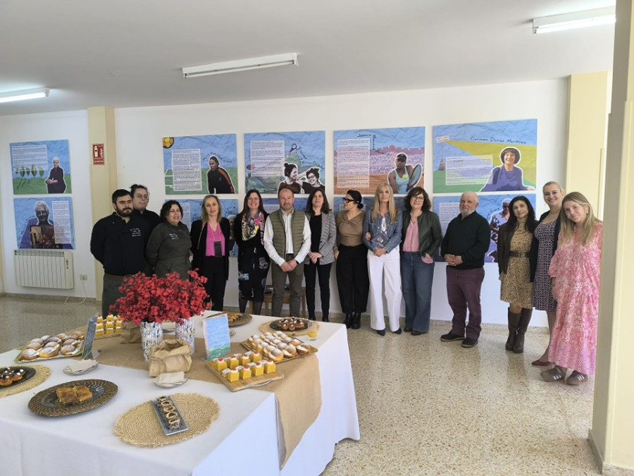 Dena abre la exposición “Mulleres do Salnés”