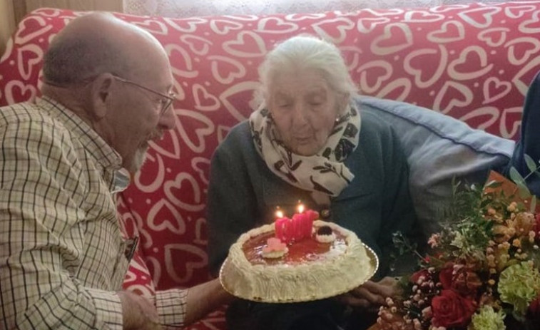 Carmen Díaz Fariña celebra su centenario en Romai y recibe la felicitación del gobierno local