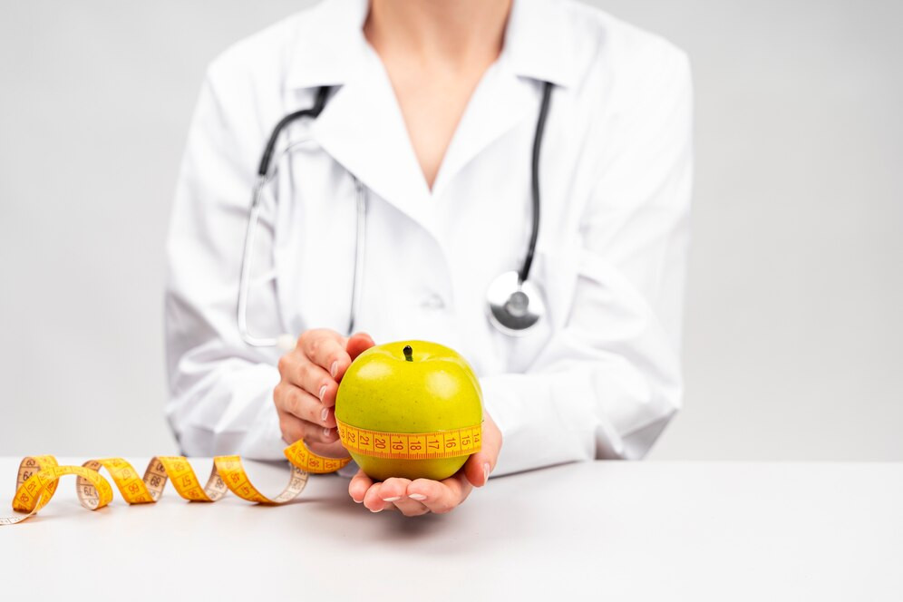 Mujer nutricionista sosteniendo manzana 23 2148256175