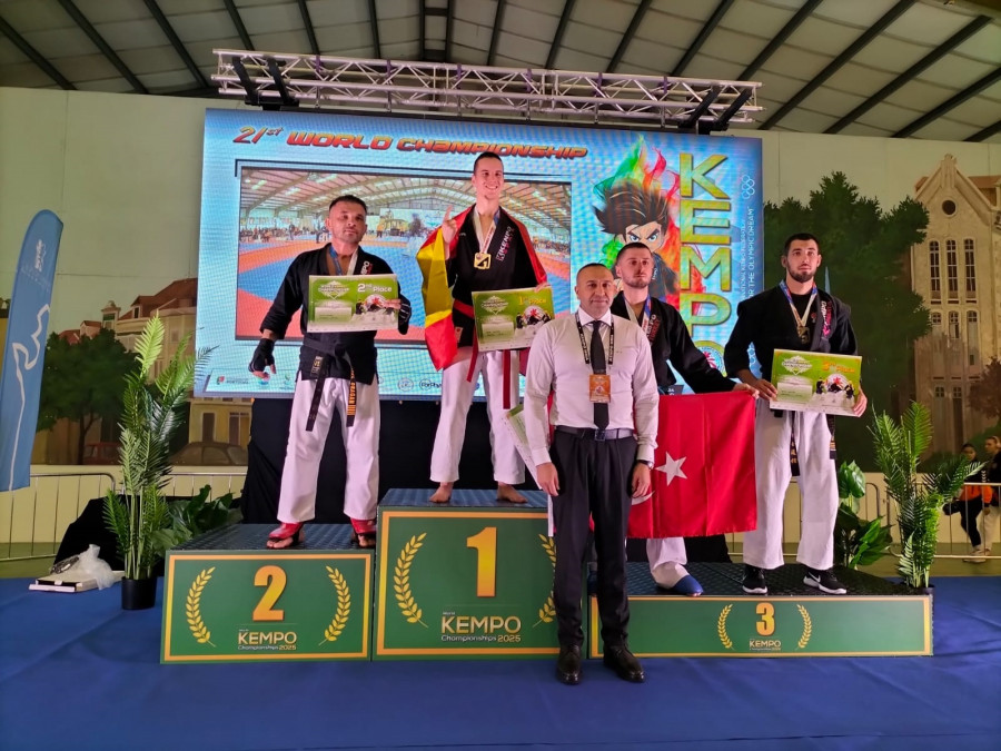 Pedro Muñoz completa su particular "hat-trick" en el Mundial al colgarse un tercer oro en Semikenpo