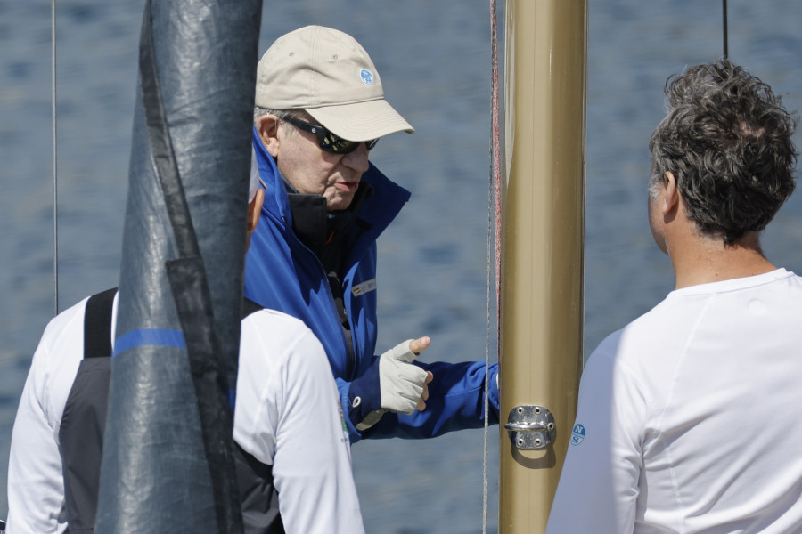 Juan Carlos I sale a navegar, pero no participa en el primer día de regata en Sanxenxo