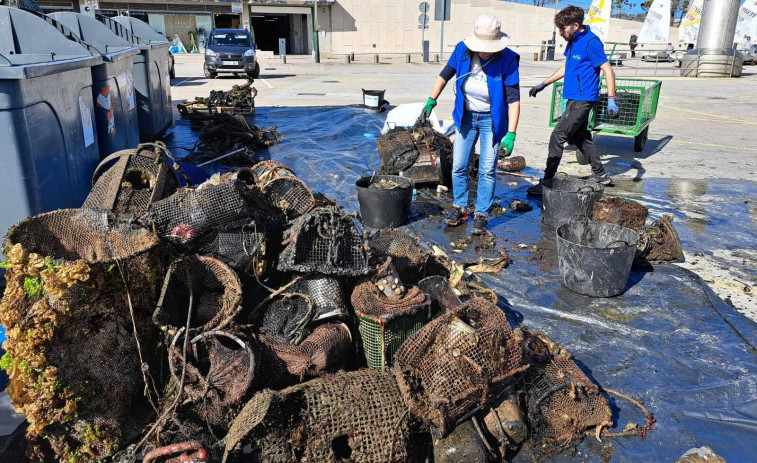 Buceadores retiran más de una tonelada de basura marina en el entorno del puerto de Sanxenxo