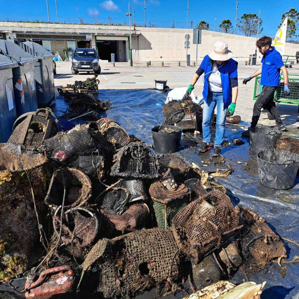 Buceadores retiran más de una tonelada de basura marina en el entorno del puerto de Sanxenxo