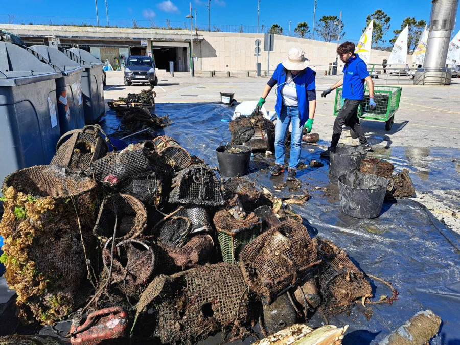 Buceadores retiran más de una tonelada de basura marina en el entorno del puerto de Sanxenxo