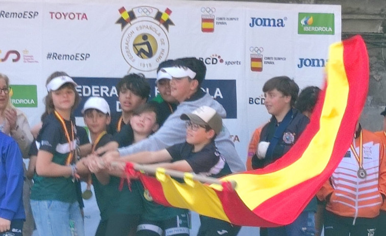 Tres títulos y ocho podios para los bateles arousanos en el Campeonato de España