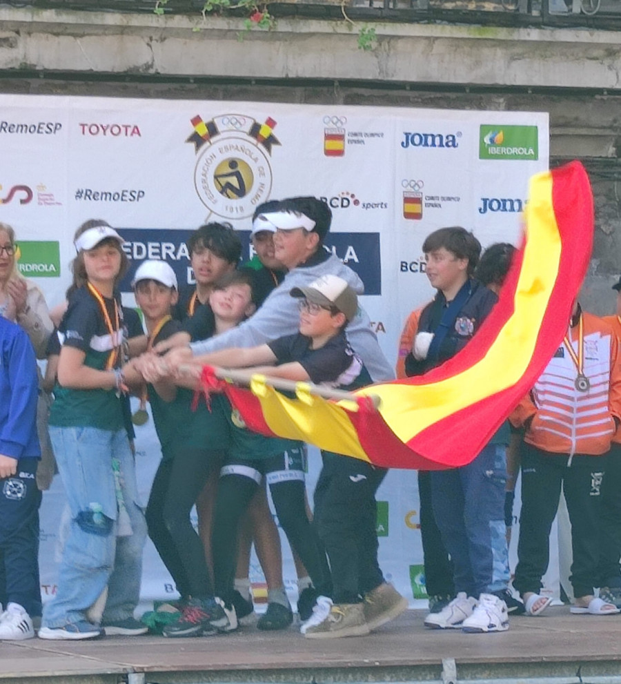 Tres títulos y ocho podios para los bateles arousanos en el Campeonato de España