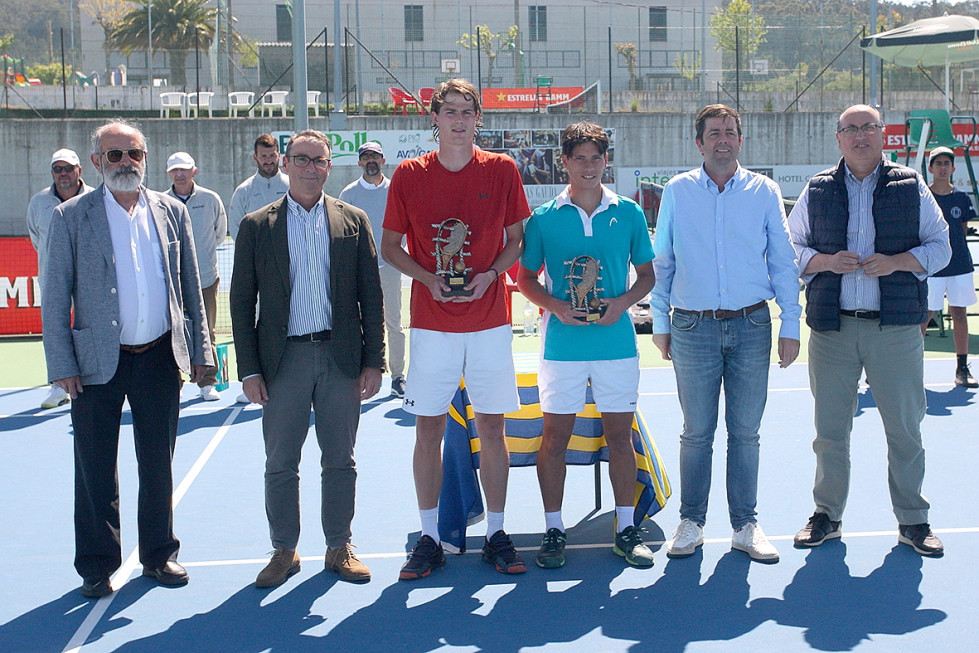 Hernández, Tronchoni, Wallin, Currás, Guisasola y Rodríguez (medios)