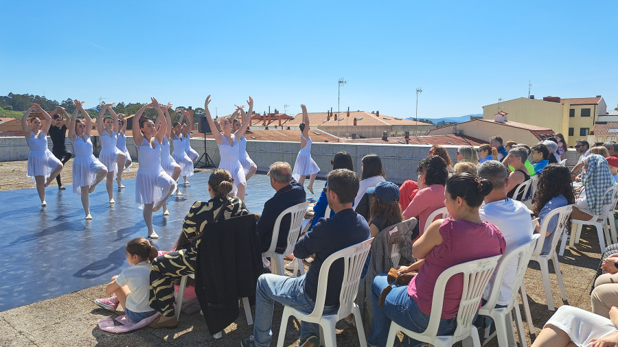 La destreza de la escuela Cen Pliés fascina al público boirense por el Día de la Danza