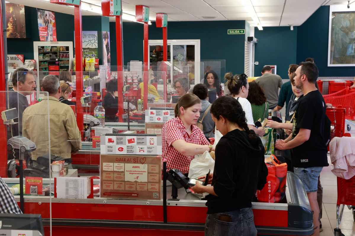 Colas en las cajas del supermercado I GONZALO SALGADO
