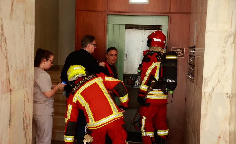 Emerxencias de Vilagarcía atendió más de una docena de rescates en ascensores durante el apagón