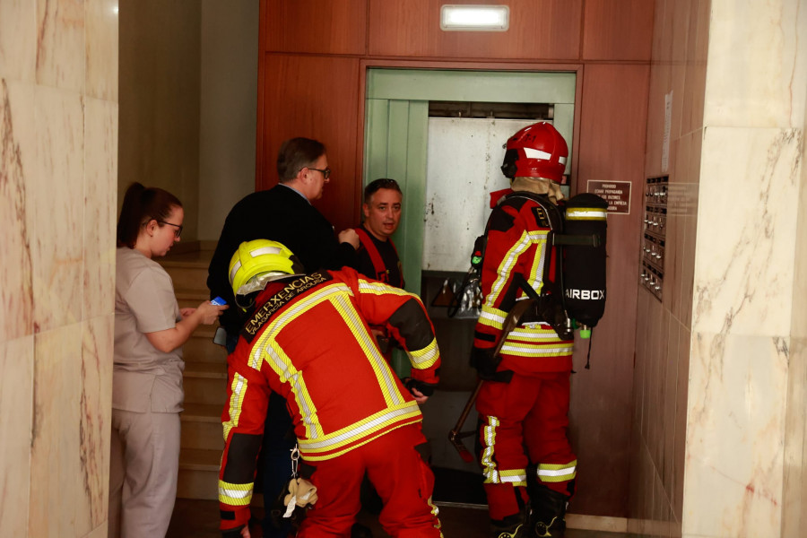 Emerxencias de Vilagarcía atendió más de una docena de rescates en ascensores durante el apagón