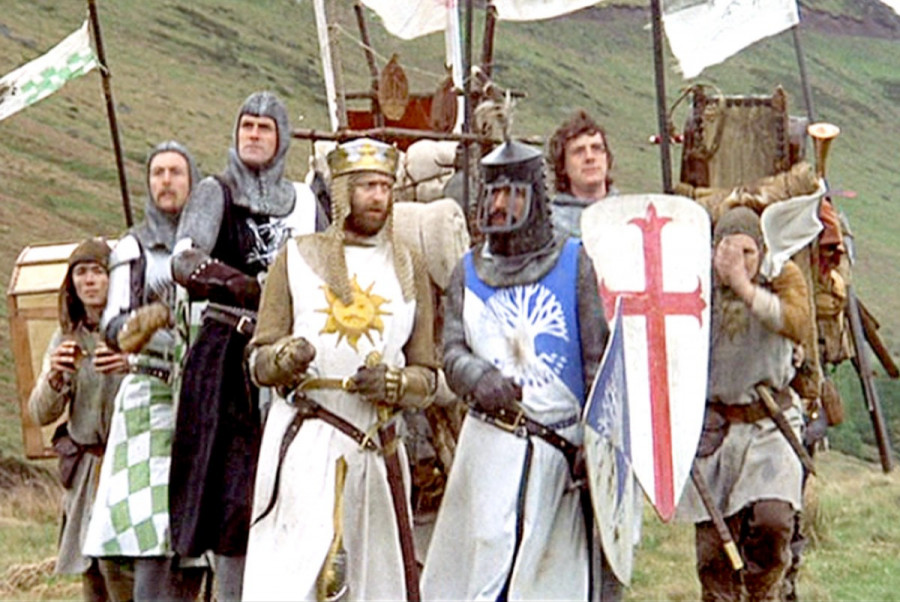 Rompiendo la cuarta pared (y el presupuesto): los 50 años del "hack" narrativo y el meta-humor del "Santo Grial" de Monty Python