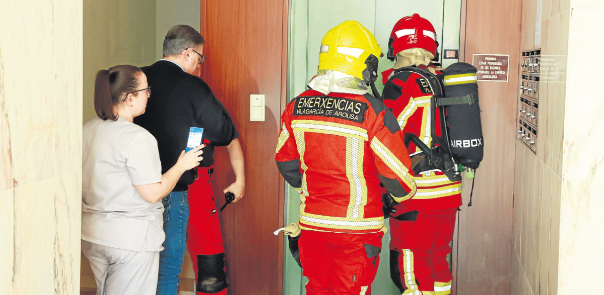 Protecciu00f3n Civil de Vilagarcu00eda asiste a uno de los atrapados en ascensores  gonzalo salgado