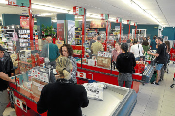 Las cajas de los supermercados que pudieron mantener la actividad se llenaron por completo  gonzalo salgado