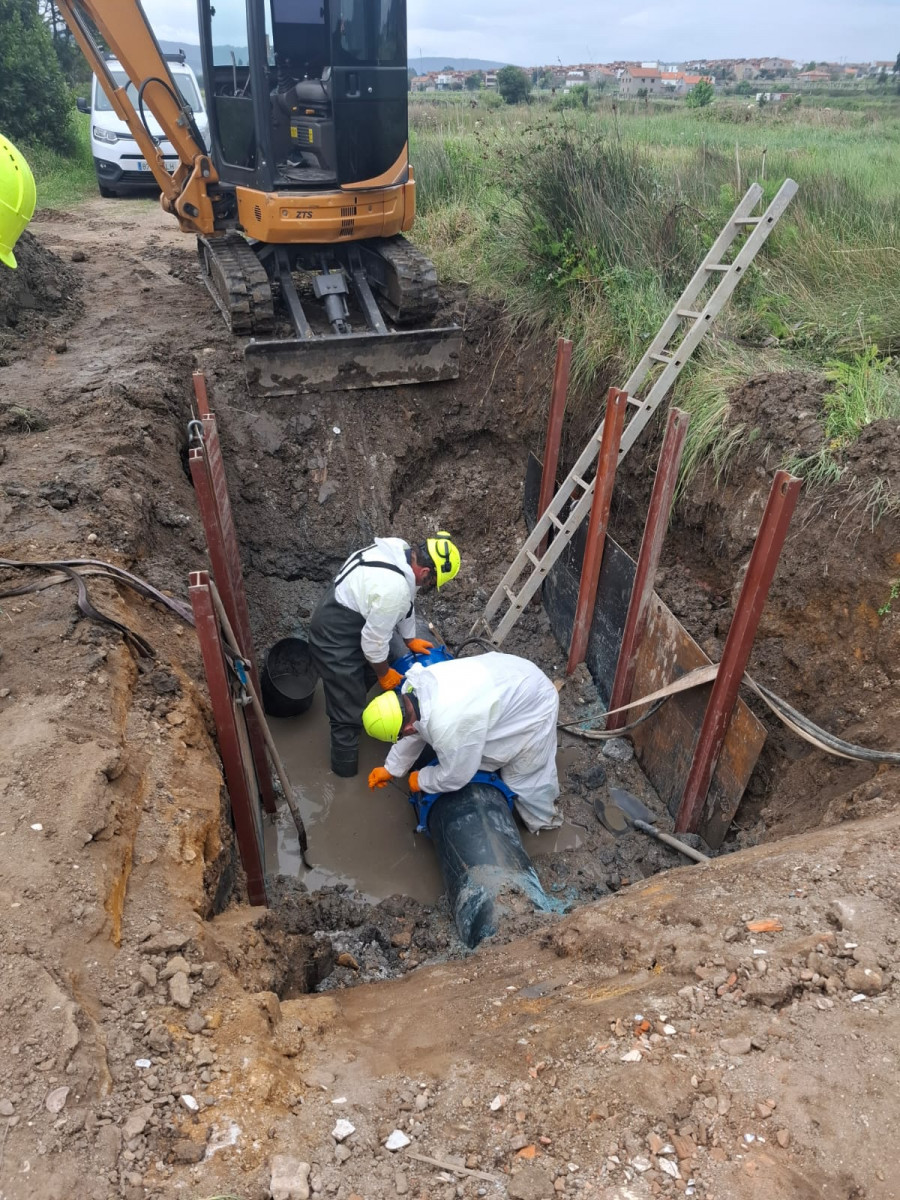 La Mancomunidade de O Salnés proyecta la mejora de la red que conecta su depósito de agua con O Grove