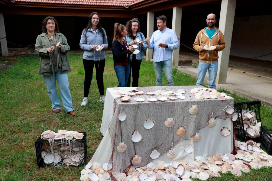 A Illa rinde homenaxe ás cantareiras con medio millar de cunchas de vieira decoradas polo alumnado