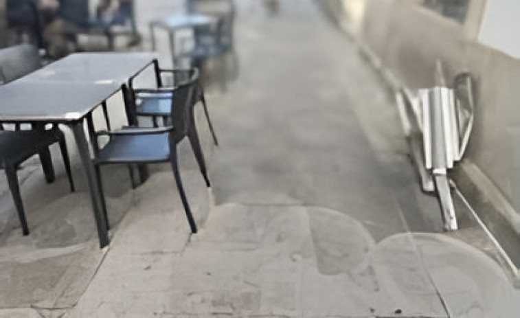 Un conductor ebrio embiste contra una terraza en el centro de Ribeira