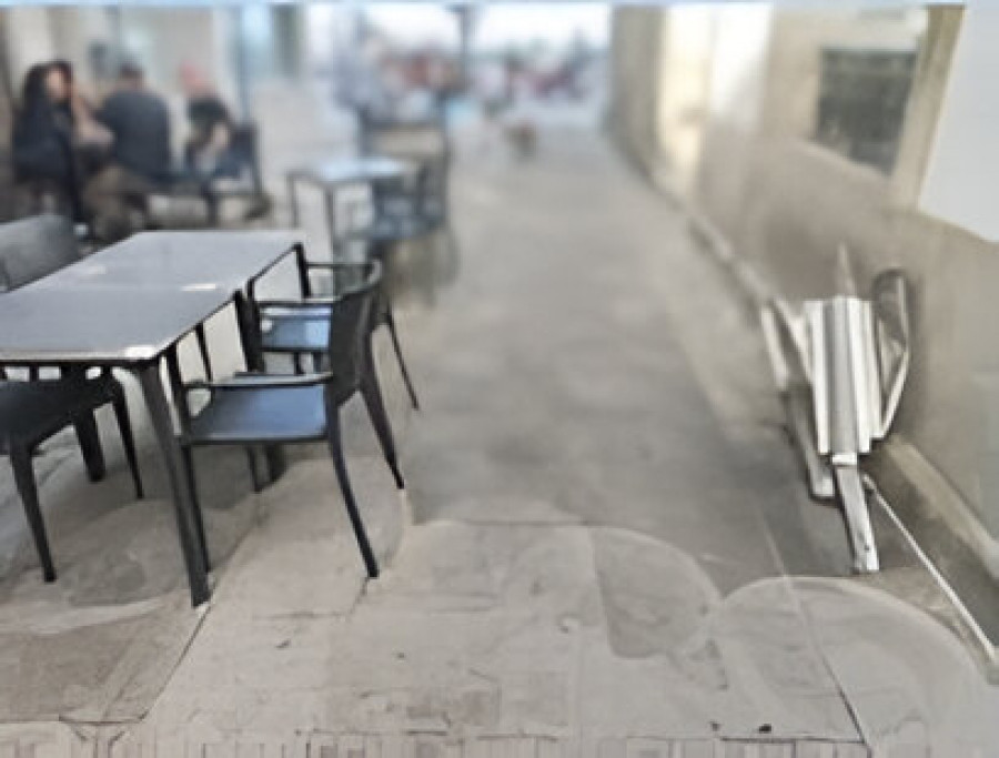 Un conductor ebrio embiste contra una terraza en el centro de Ribeira
