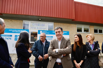 Conselleiro educación visita obras arealonga
