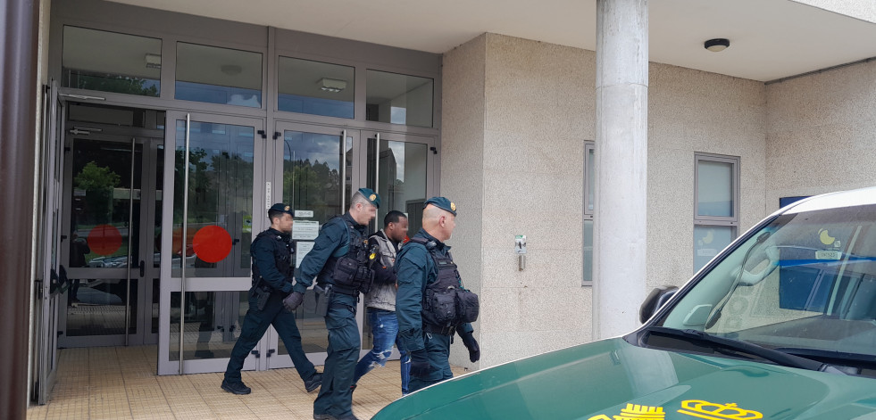 Dos detenidos por el asesinato de un dominicano en un bar de Carballo