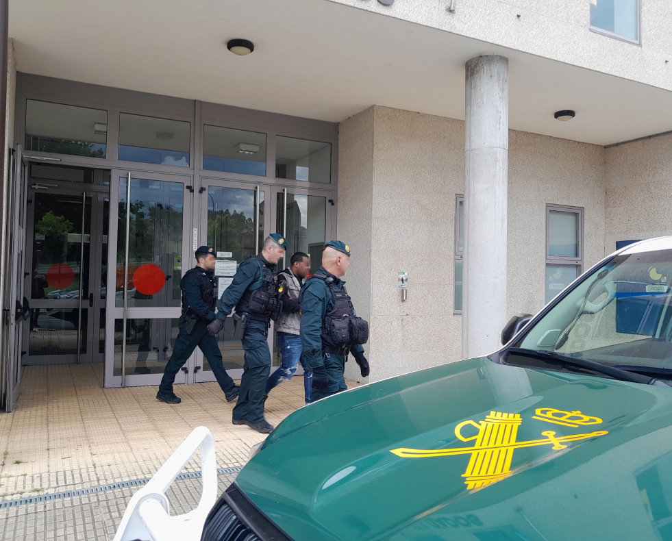 Uno de los detenidos, este viernes tras declarar en el juzgado de Carballo