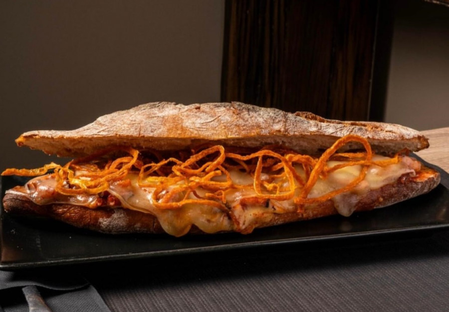 El bocadillo de pulpo de Ribeira, un fenómeno viral que puede ser el mejor del país