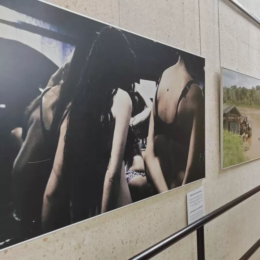“Chicas nuevas 24 horas” acerca a Meis la realidad de la trata de mujeres a través de una exposición