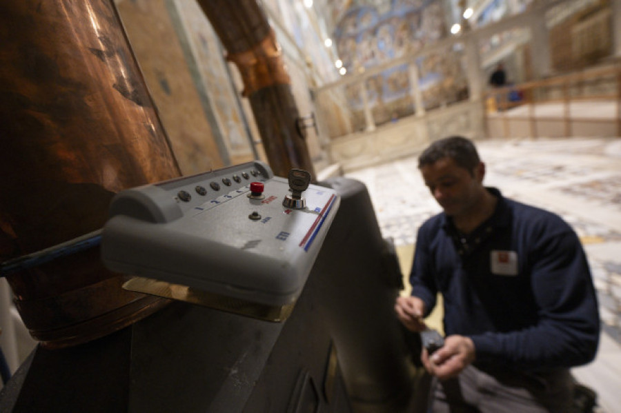 La Capilla Sixtina apura su preparación con la instalación de las estufas y las mesas de los prelados