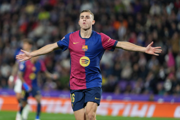 El centrocampista del Barcelona Fermín López celebra tras marcar el segundo gol ante el Valladolid