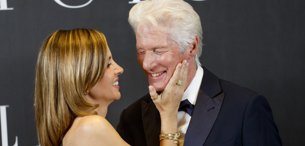 Richard Gere y su mujer, la coruñesa Alejandra Silva, charlan con personas sin hogar