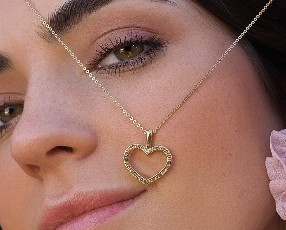 El collar ‘Viviendo todo falta, muriendo todo sobra’ l Cedidas (3)