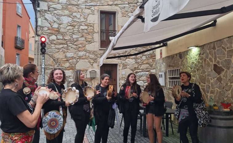 Las Pandeireteiras de Carreira ensalzan la tradición oral en su cita de Roteiras Cantareiras