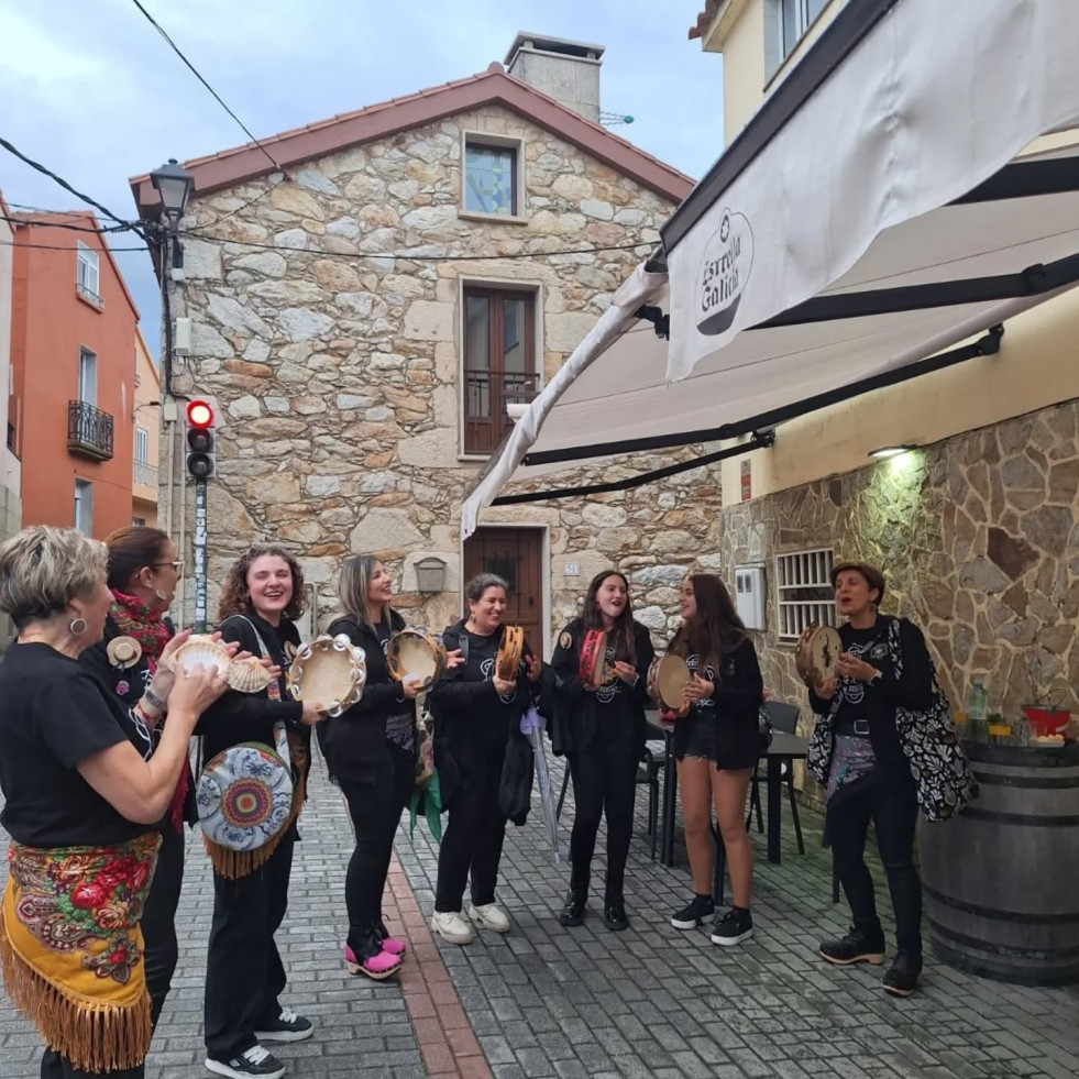 Las Pandeireteiras de Carreira ensalzan la tradición oral en su cita de Roteiras Cantareiras