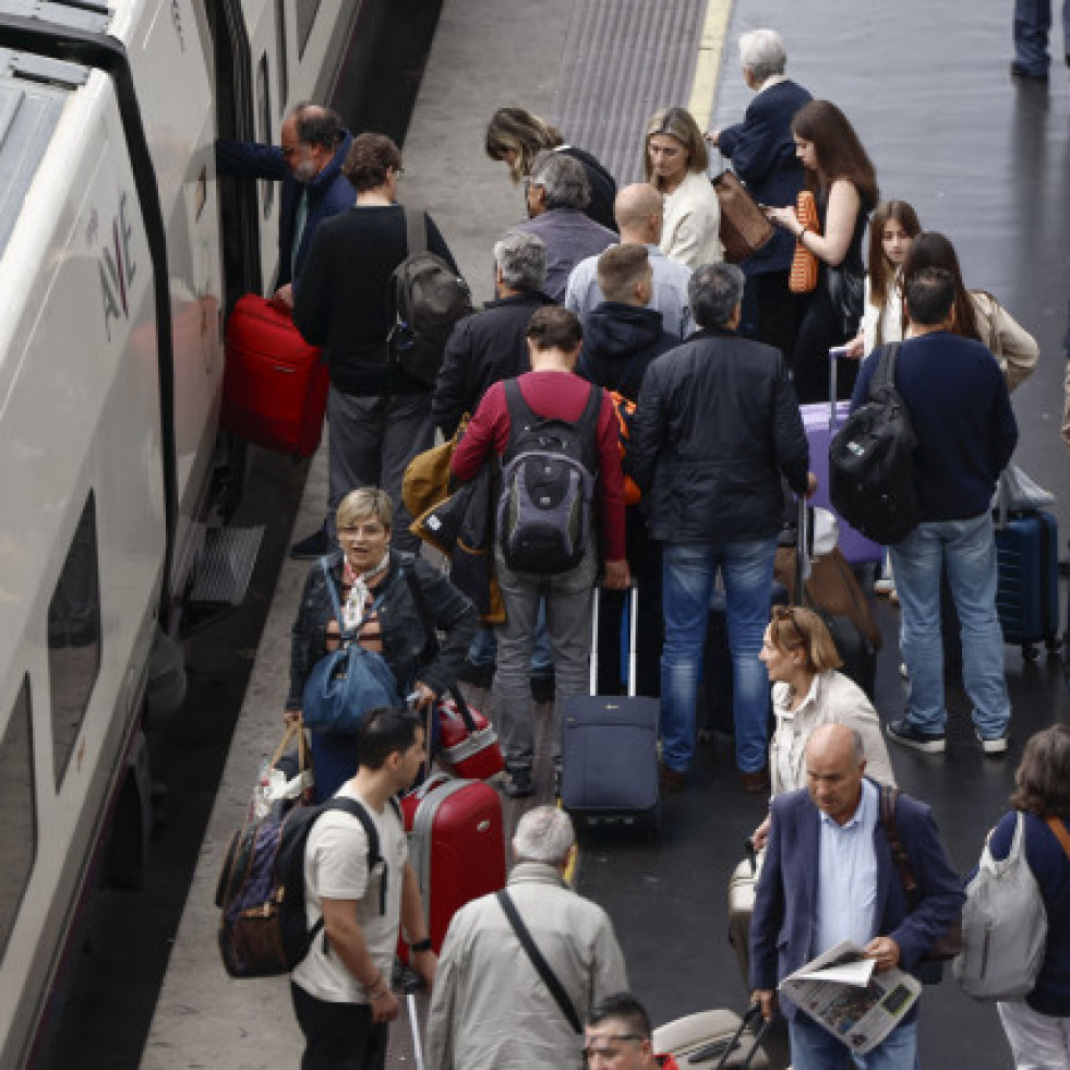 Más de 10.000 viajeros y 30 trenes afectados por un robo de cable en el AVE Madrid-Sevilla