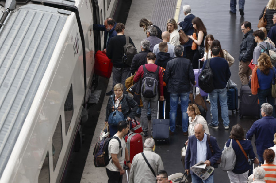 Más de 10.000 viajeros y 30 trenes afectados por un robo de cable en el AVE Madrid-Sevilla