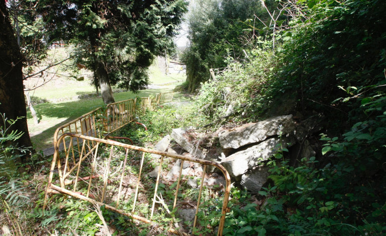 El Concello de Vilagarcía saca contratación la reconstrucción del muro del Valdés Bermejo que se cayó hace cinco años