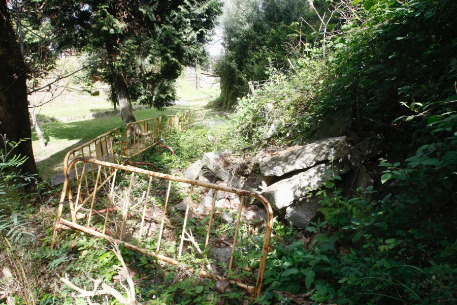 El Concello de Vilagarcía saca contratación la reconstrucción del muro del Valdés Bermejo que se cayó hace cinco años