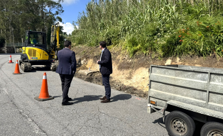 Los operarios trabajan ya en las mejoras de la seguridad vial en la subida de Espiñeira