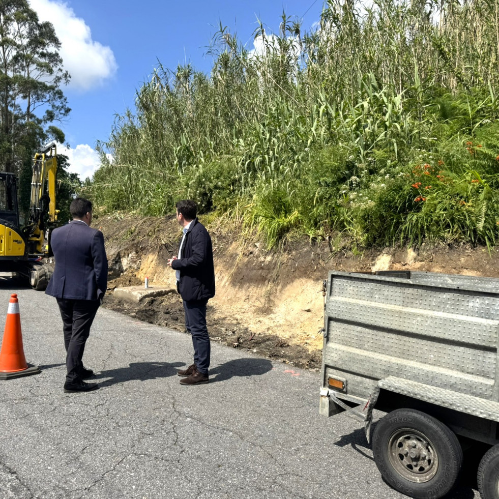 Los operarios trabajan ya en las mejoras de la seguridad vial en la subida de Espiñeira